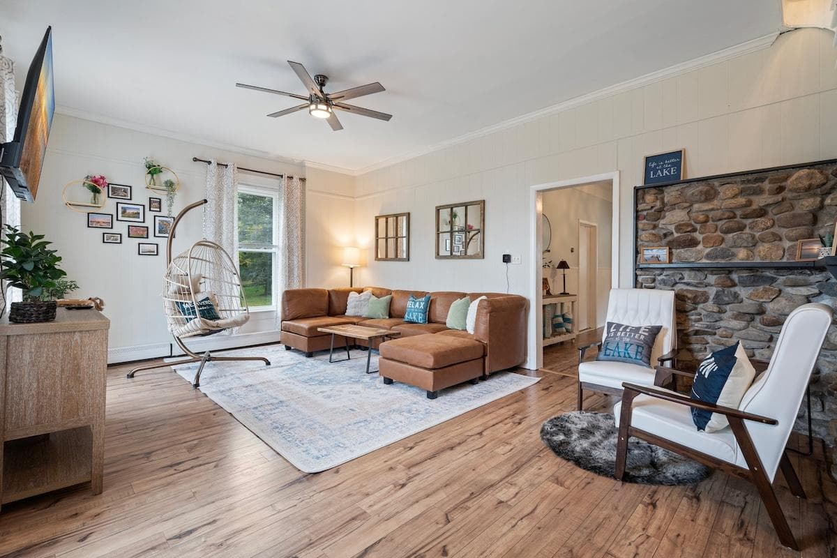 Cayuga Breeze offers a spacious living room, ideal for gathering, watching TV, playing games, or simply unwinding and taking in the lakeside view from the cozy vegan leather couch.